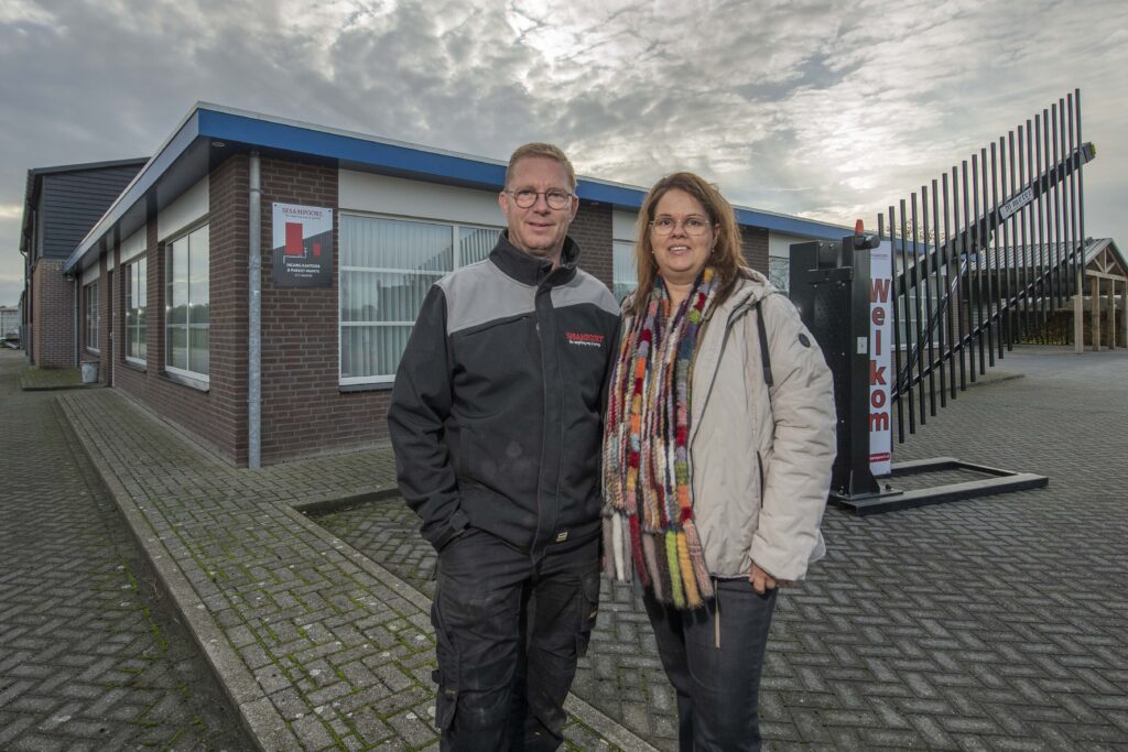 Mark en Wendy Swinkels voor hun bedrijf aan de Belgerenseweg in Vlierden
