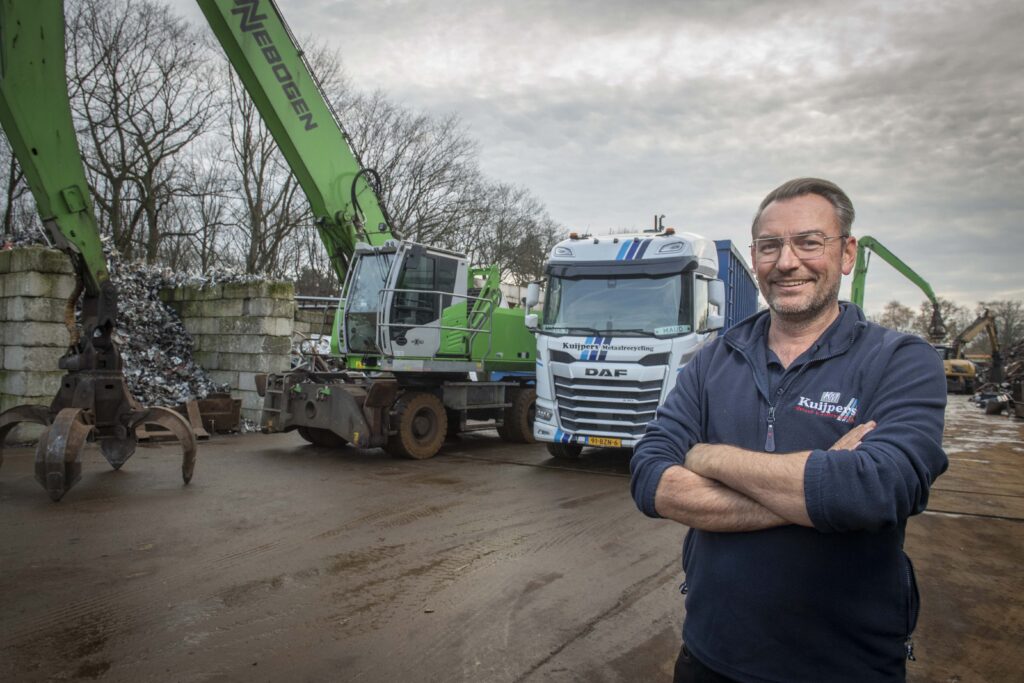 Mark Kuijpers bij een deel van het machinepark