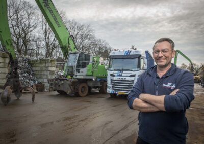 Mark Kuijpers bij een deel van het machinepark
