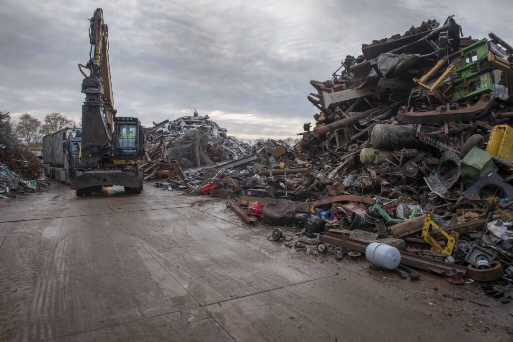 Een berg schroot dat nog gesorteerd moet worden