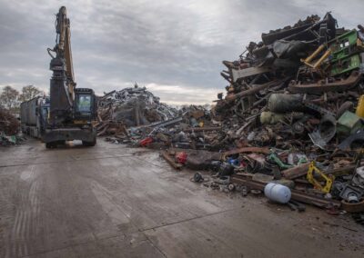 Een berg schroot dat nog gesorteerd moet worden