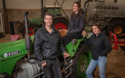Buitengebied in Beeld: Tractor Glow Ride Deurne
