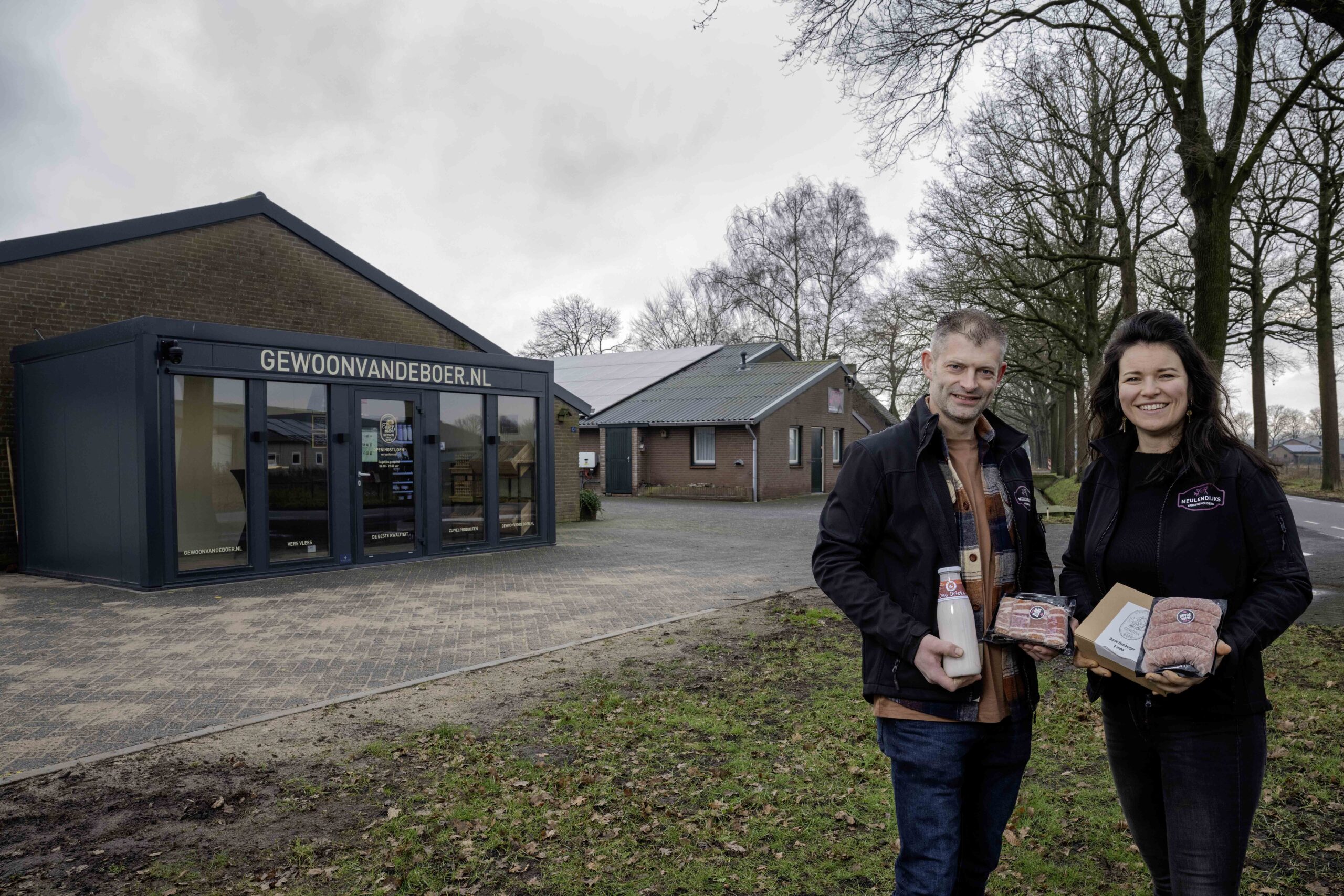 William en Leonie voor hun bedrijf aan de Wittedijk