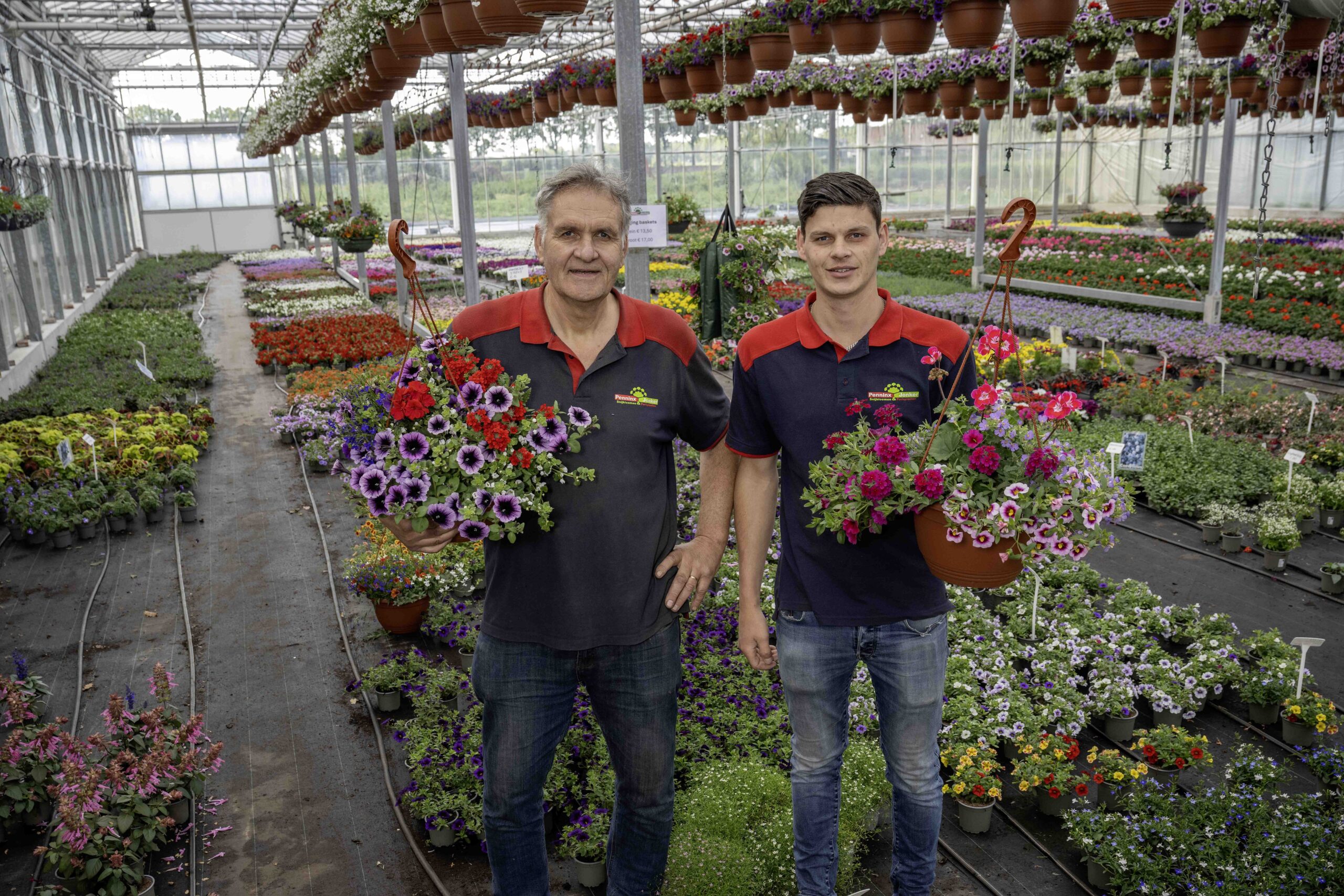 Vader Marc en zoon Sven Jonker met de hanging baskets Vader Marc en zoon Sven Jonker met de hanging baskets