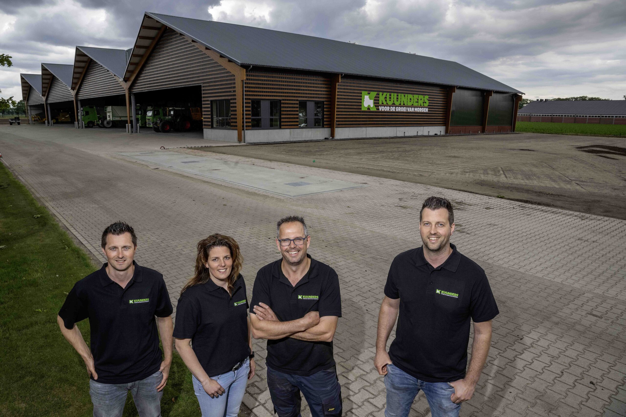 Han Kuunders, Moniek van Gog – Kuunders, Piet van Gog en Rob Kuunders op de landbouwlocatie aan de Snoertsebaan. Han Kuunders, Moniek van Gog – Kuunders, Piet van Gog en Rob Kuunders op de landbouwlocatie aan de Snoertsebaan.